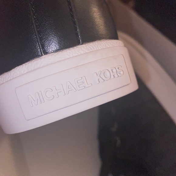 - Brand New Michael Kors 9 1/2 size shoes - Picture 3 of 3